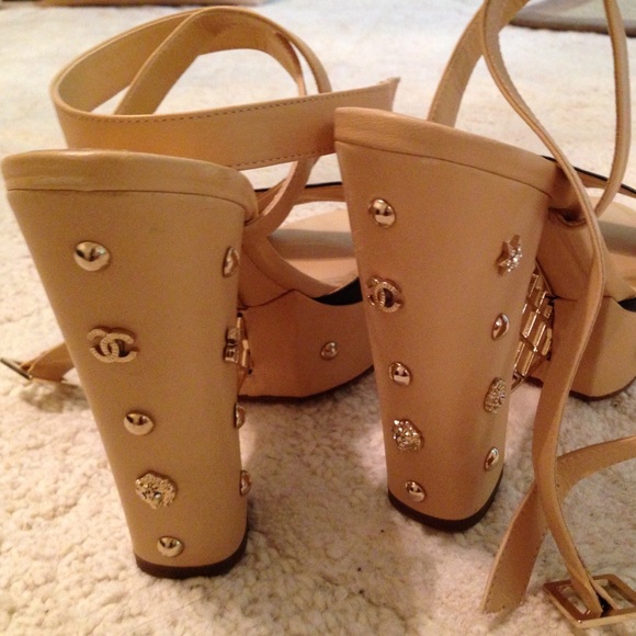 CHANEL rare charm platform leather heels - Picture 4 of 5